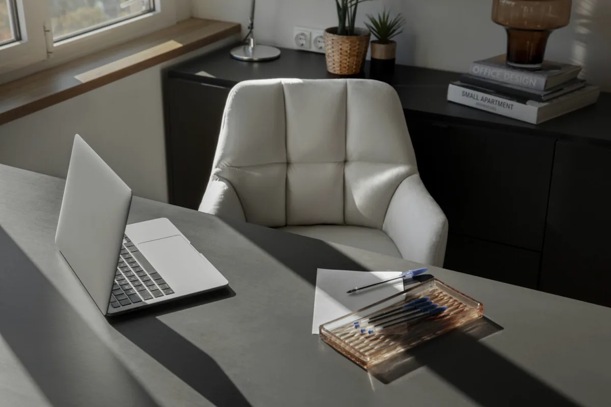 Mesa de trabalho com computador e documentos de privacidade