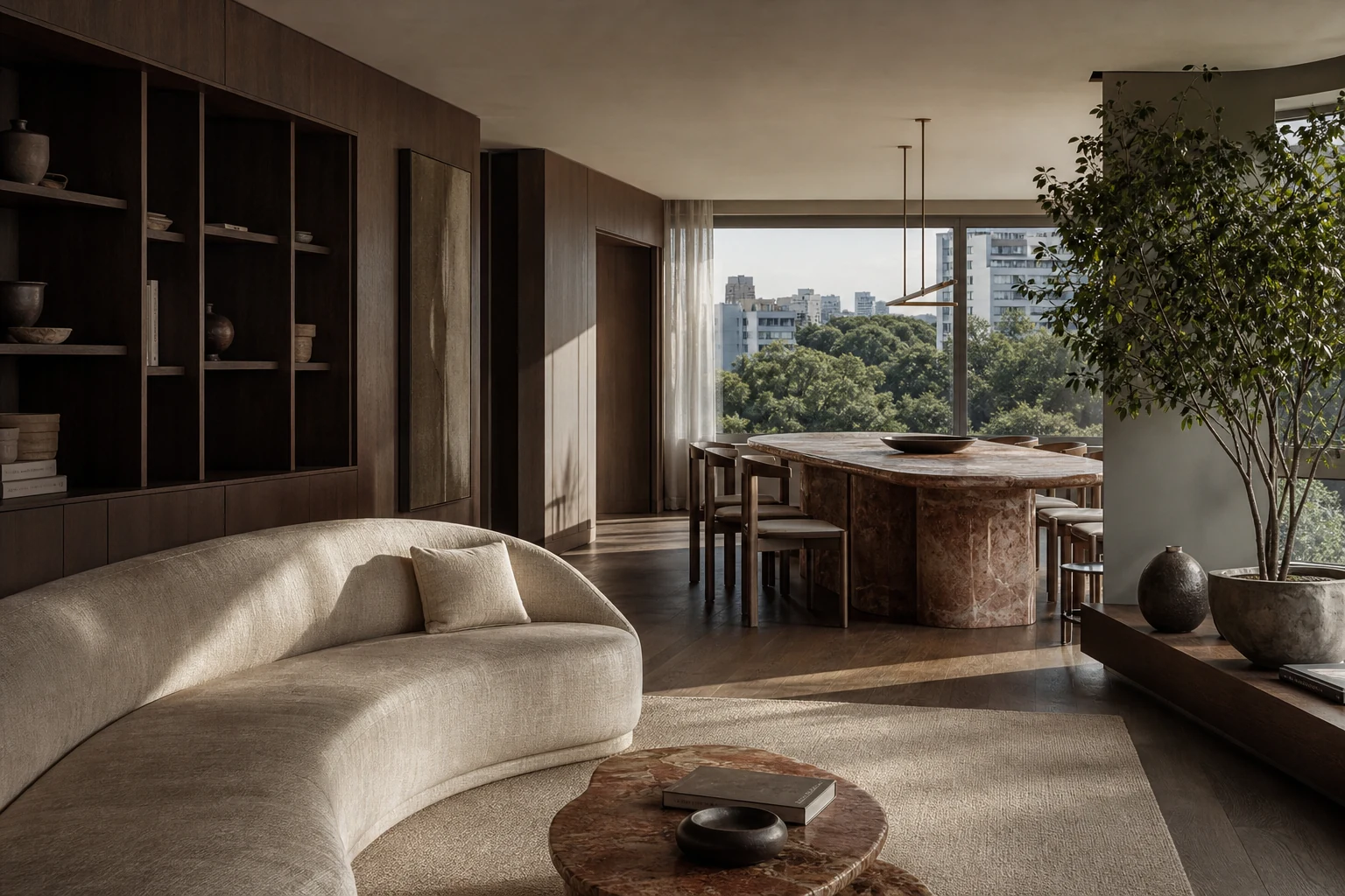 Sala integrada do Apartamento Nexo com madeira escura, sofá curvo e vista arborizada